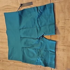 SET ACTIVE Shorts Green XL NWT